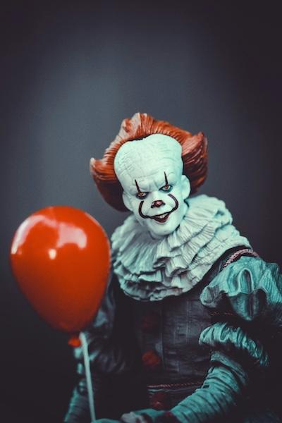 Pennywise the clown with red balloon